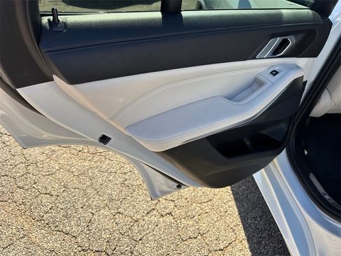Used 2022 BMW X5 sDrive40i w/ M Sport Package image 21