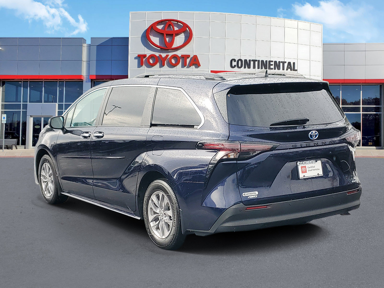 Certified 2024 Toyota Sienna XLE AWD/4WD image 4