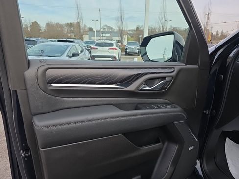 Used 2021 GMC Yukon Denali w/ Denali Premium Package image 12