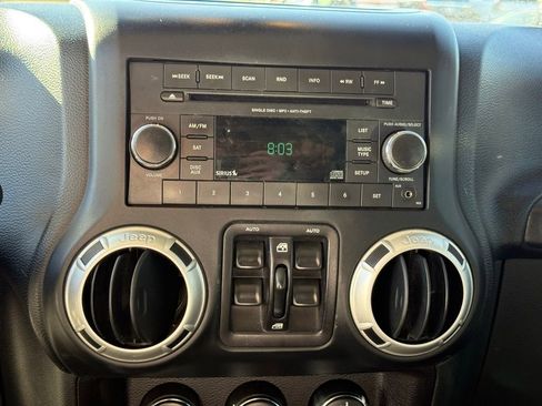 Used 2018 Jeep Wrangler Unlimited Sahara image 17