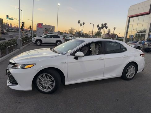 Used 2018 Toyota Camry LE image 3