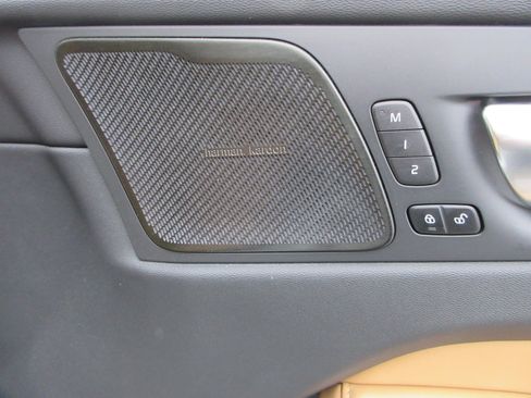 Used 2023 Volvo XC60 T8 Ultimate image 26