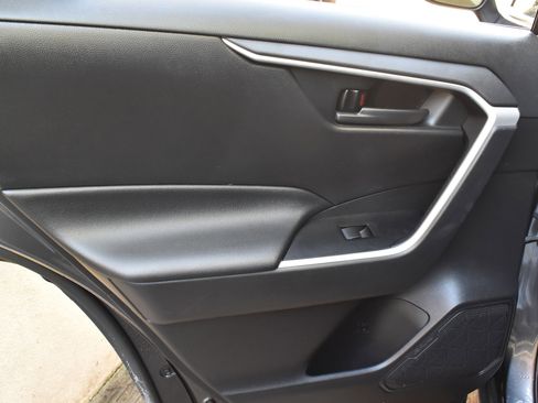 Used 2021 Toyota RAV4 LE AWD/4WD image 25