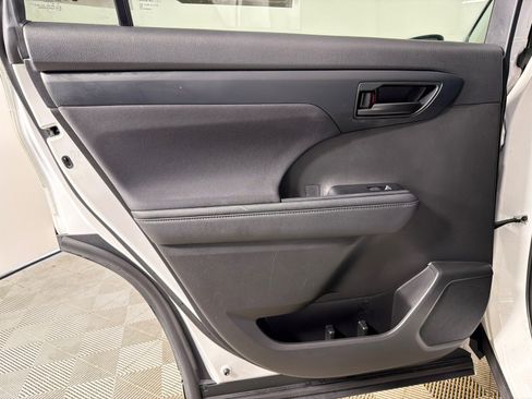 Used 2023 Toyota Highlander L image 21