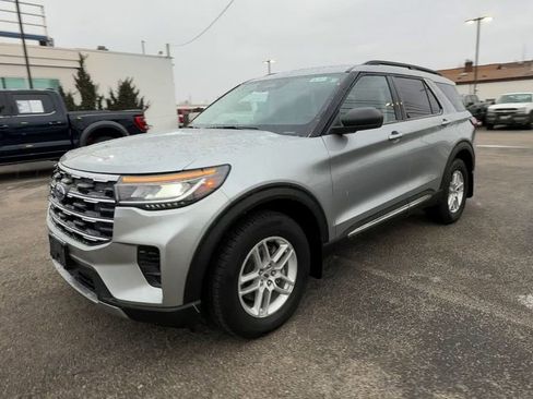 Used 2025 Ford Explorer Active AWD/4WD image 4