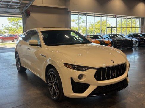 Used 2020 Maserati Levante AWD/4WD image 4