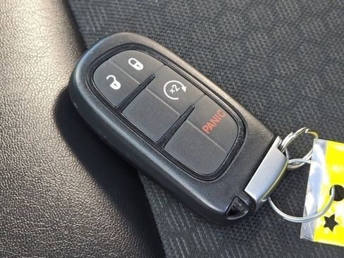 Used 2020 Jeep Cherokee Trailhawk w/ Cold Weather Group image 39