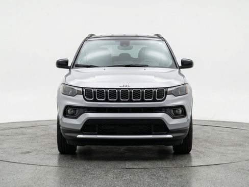 Used 2025 Jeep Compass Limited AWD/4WD image 2