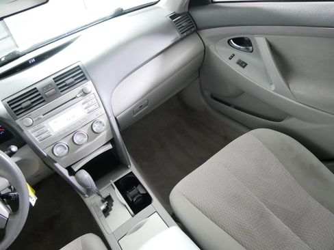 Used 2011 Toyota Camry LE image 11