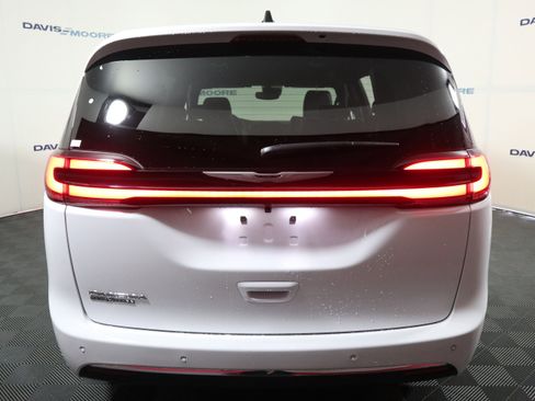 New 2026 Chrysler Pacifica Select image 7