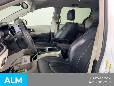 Used 2024 Chrysler Pacifica Select image 19