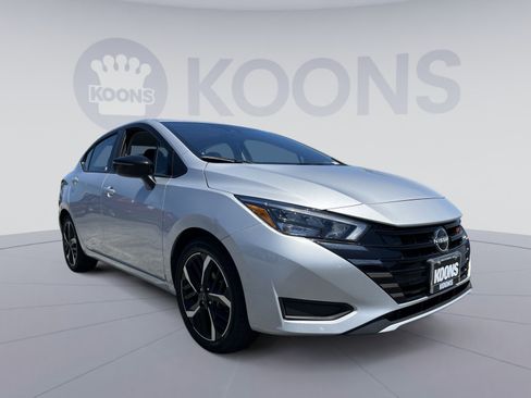 Used 2024 Nissan Versa SR FWD image 18