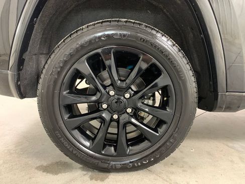 Used 2020 Jeep Grand Cherokee Altitude AWD/4WD image 27