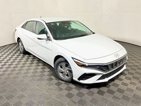 New 2026 Hyundai Elantra SE FWD image 3
