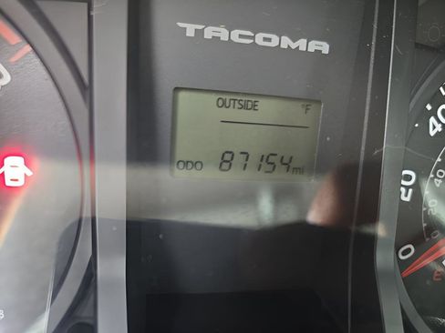 Used 2017 Toyota Tacoma SR image 26