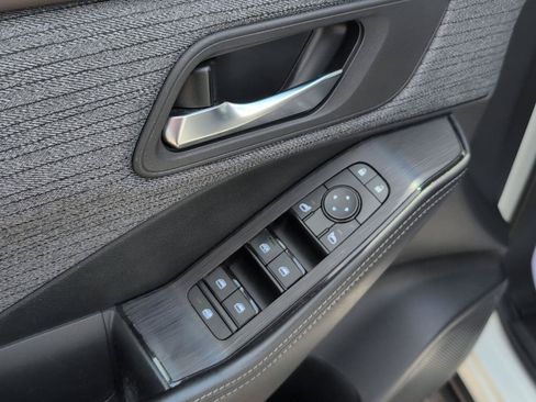Used 2023 Nissan Rogue SV AWD/4WD image 16