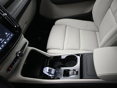 New 2026 Volvo XC40 B5 Ultra w/ Climate Package AWD/4WD image 17