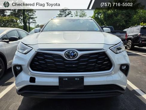 Used 2023 Toyota Highlander XLE AWD/4WD image 2