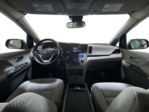 Used 2018 Toyota Sienna LE FWD image 14