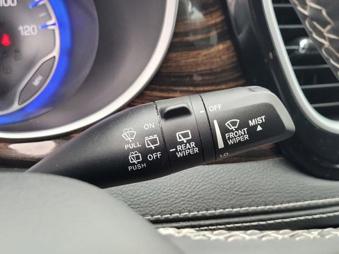 Used 2024 Chrysler Pacifica Limited FWD image 25