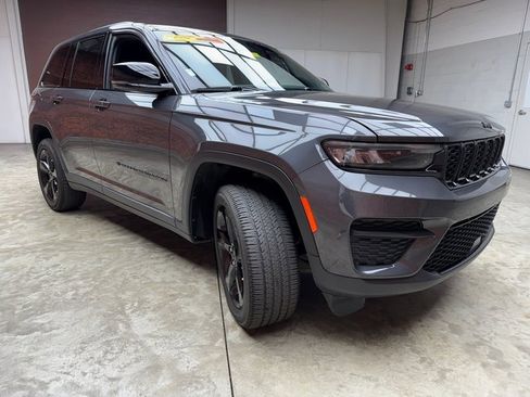Used 2023 Jeep Grand Cherokee Altitude image 7