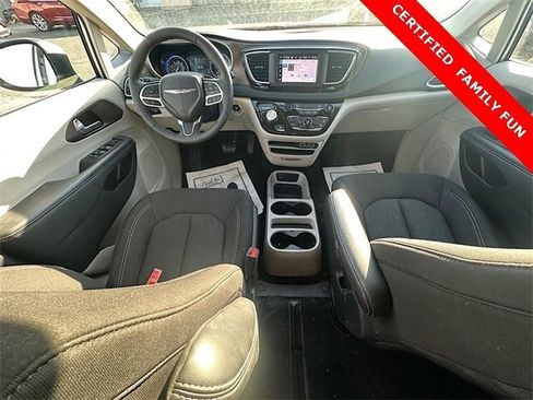 Used 2024 Chrysler Voyager LX image 16