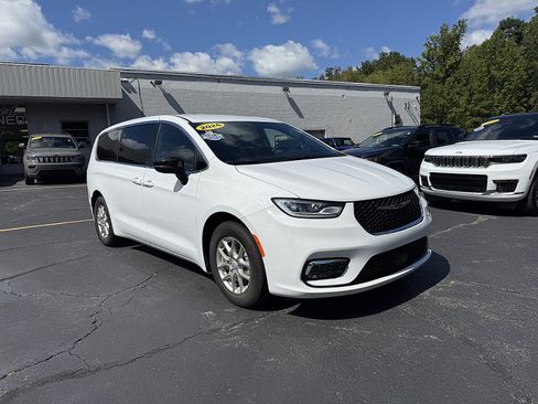 Used 2026 Chrysler Pacifica Select FWD image 7