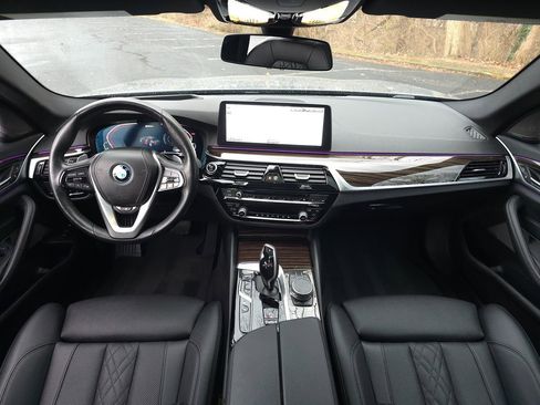 Used 2023 BMW 530e xDrive w/ Premium Package image 10