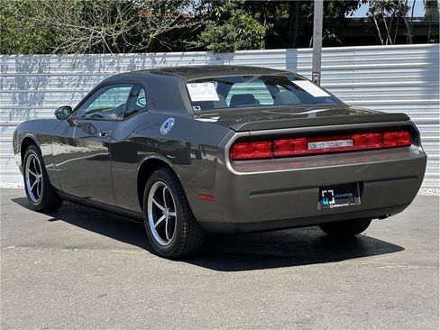 Used 2010 Dodge Challenger SE RWD image 3