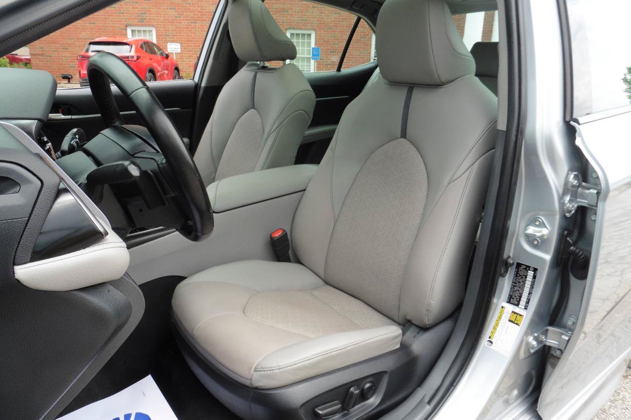 Used 2023 Toyota Camry XSE FWD image 5