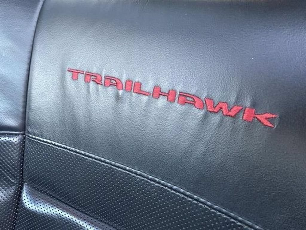 Used 2017 Jeep Grand Cherokee Trailhawk w/ Trailhawk Luxury Group AWD/4WD image 24