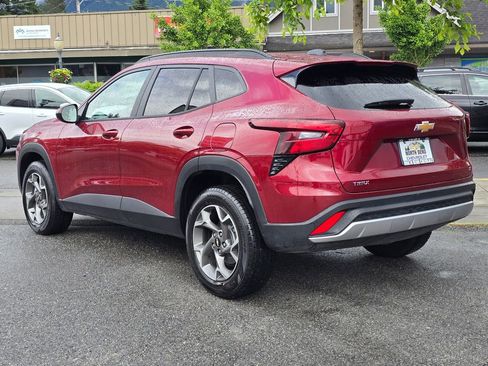 Used 2025 Chevrolet Trax LT FWD image 7