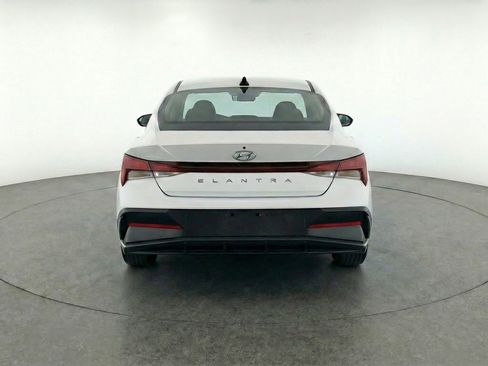 Used 2025 Hyundai Elantra SEL image 7