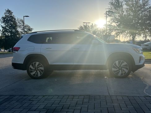 Used 2024 Volkswagen Atlas SE w/ Panoramic Sunroof Package FWD image 10