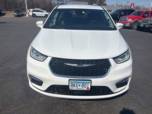 Used 2022 Chrysler Pacifica Touring-L image 2