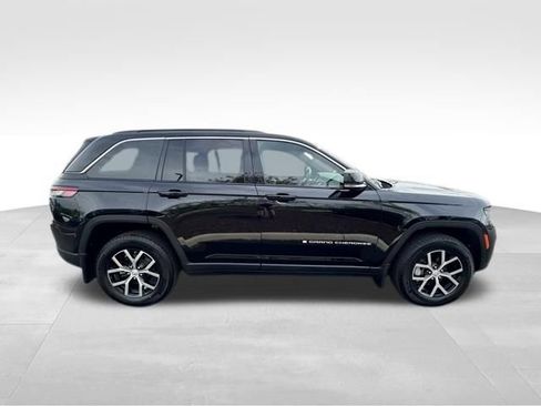 Used 2024 Jeep Grand Cherokee Limited w/ MOPAR Finishing Package image 9