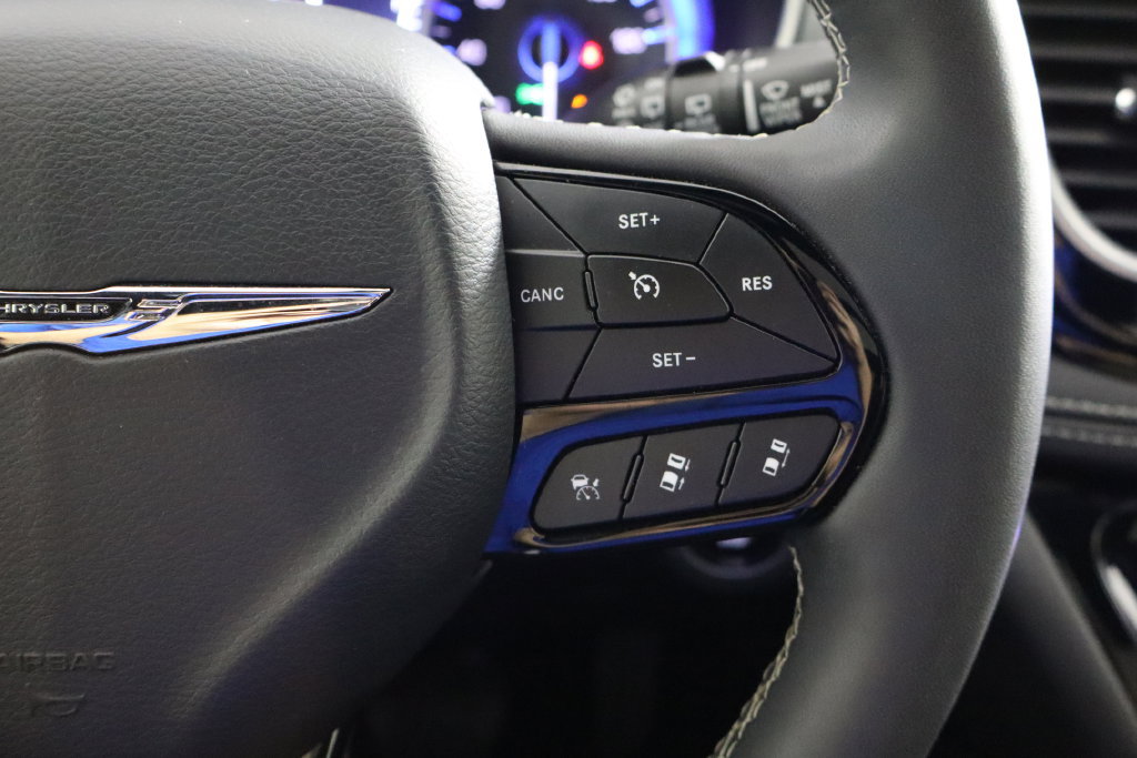 Used 2025 Chrysler Pacifica Limited FWD image 10