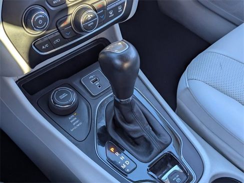 Used 2022 Jeep Cherokee Limited image 30