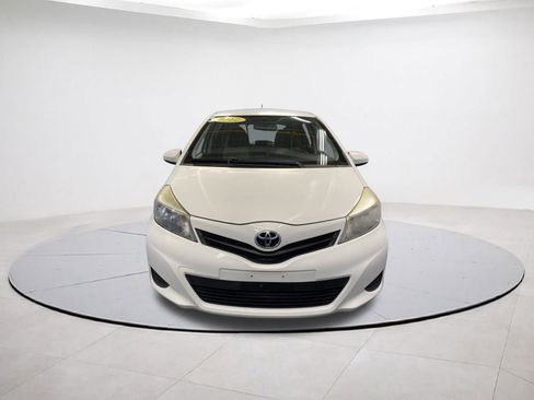 Used 2012 Toyota Yaris 4-Door Hatchback image 2