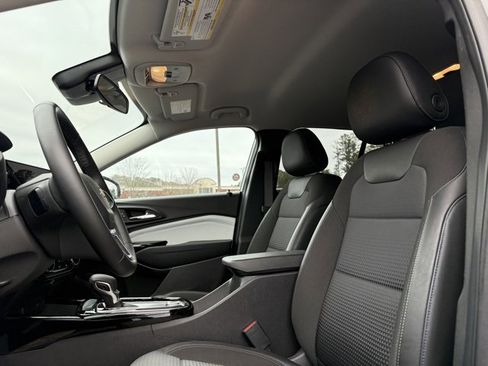 Used 2025 Chevrolet Trax LT w/ LT Convenience Package image 25