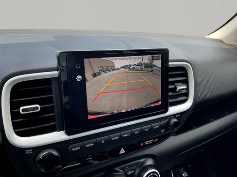 Used 2024 Hyundai Venue Limited FWD image 14