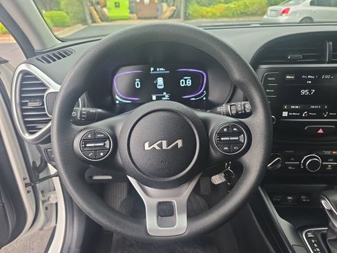Used 2025 Kia Soul LX w/ LX Technology Package FWD image 18
