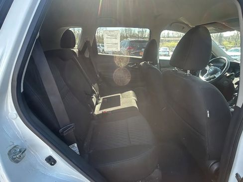 Used 2018 Nissan Rogue SV image 12