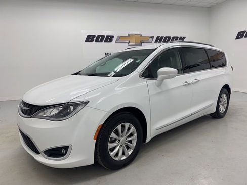 Used 2019 Chrysler Pacifica Touring-L image 1