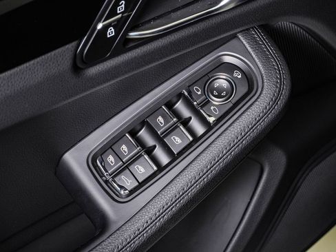 Certified 2026 Porsche Macan AWD/4WD image 26