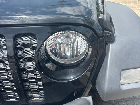 Used 2023 Jeep Gladiator Sport AWD/4WD image 8