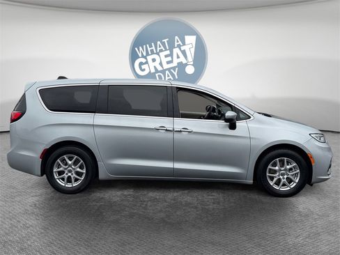 Used 2023 Chrysler Pacifica Touring-L image 2