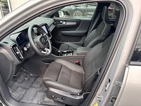 Certified 2025 Volvo XC40 B5 Plus AWD/4WD image 20