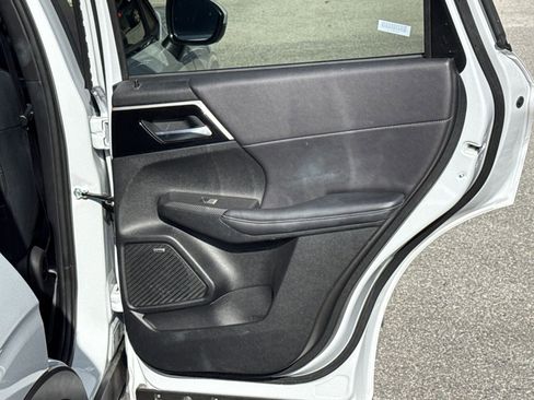 Used 2025 Mitsubishi Outlander SE image 16