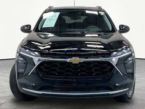 Used 2026 Chevrolet Trax LT FWD image 2